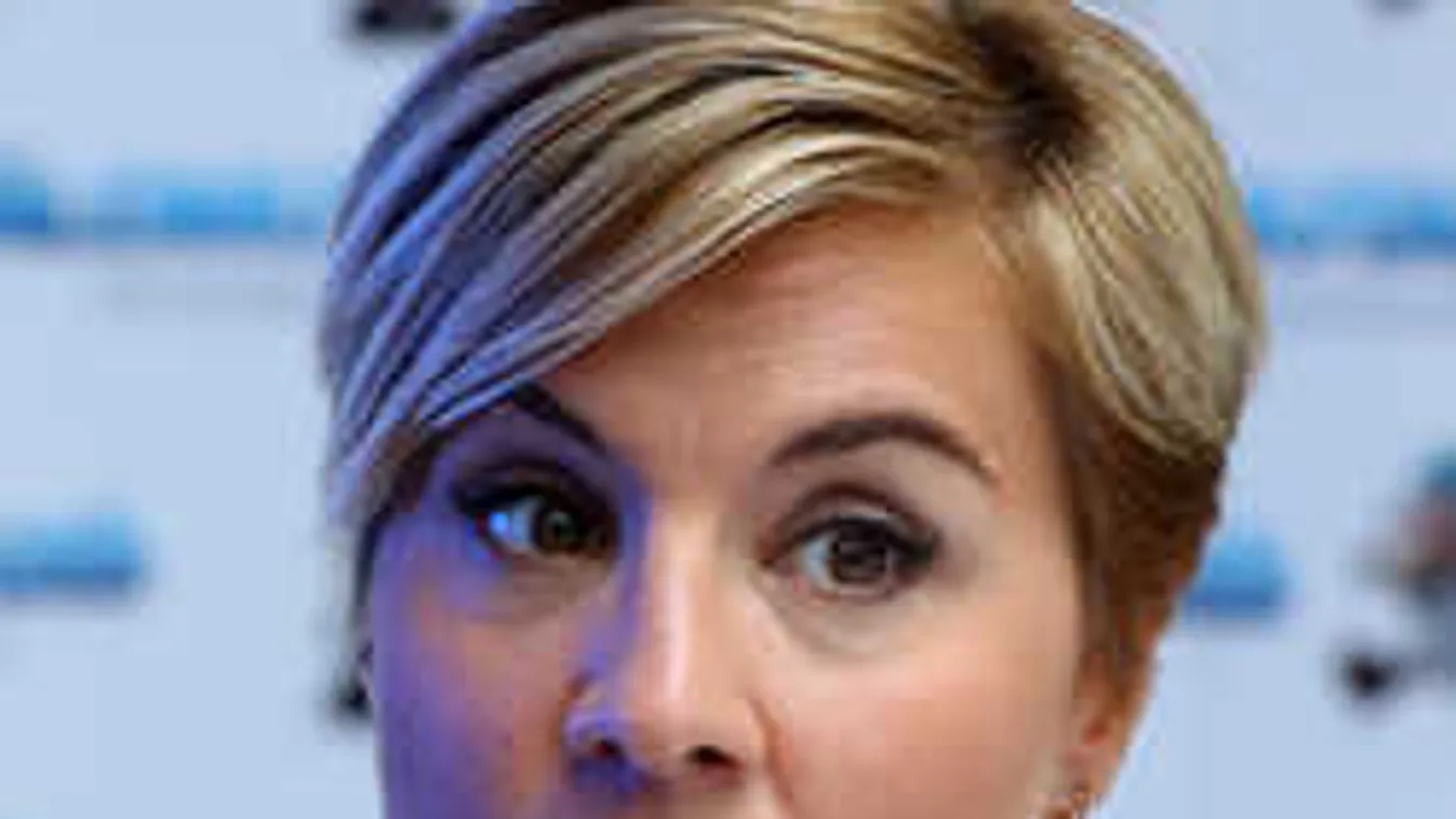 Csak virágok takarják Ábel Anita testét: Ezért vállalta a fotózást