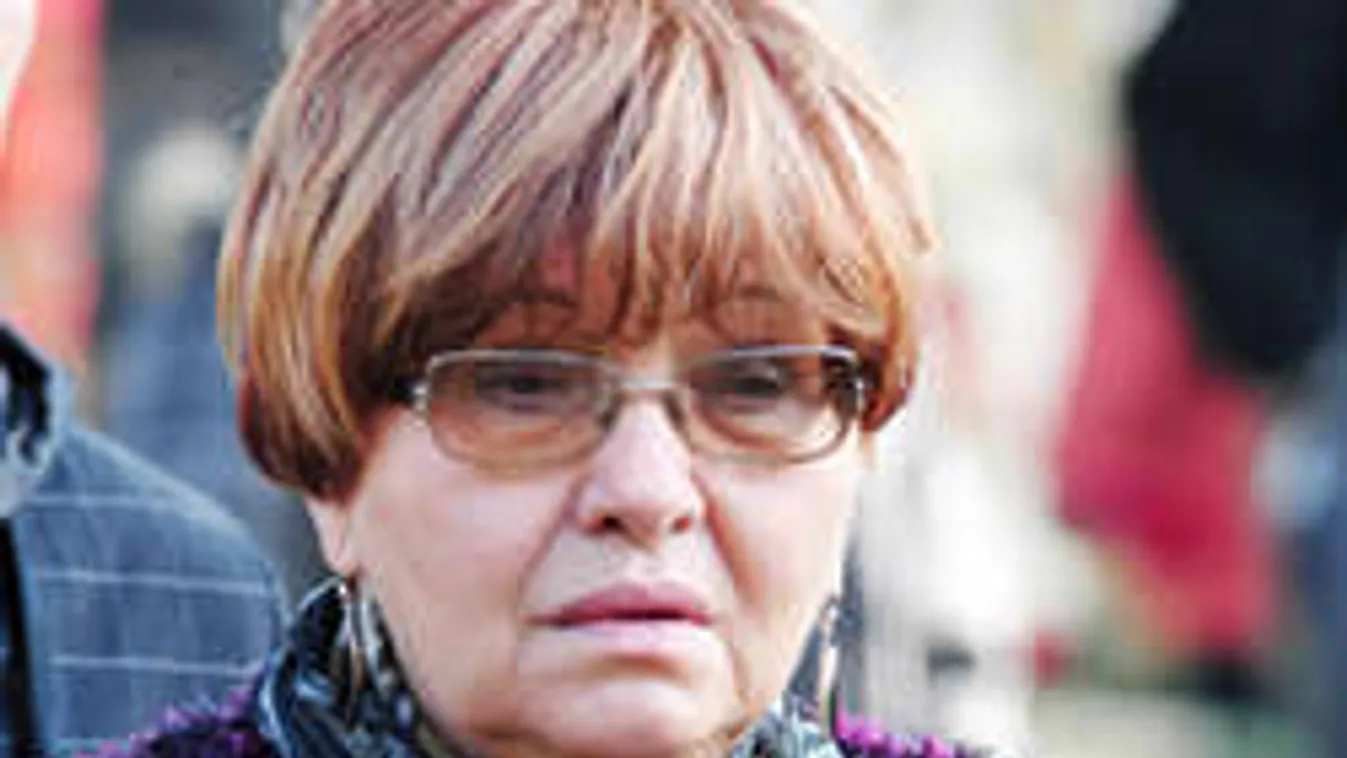 Újabb kínos részletek Pécsi Ildikó fiának pereskedéséről!