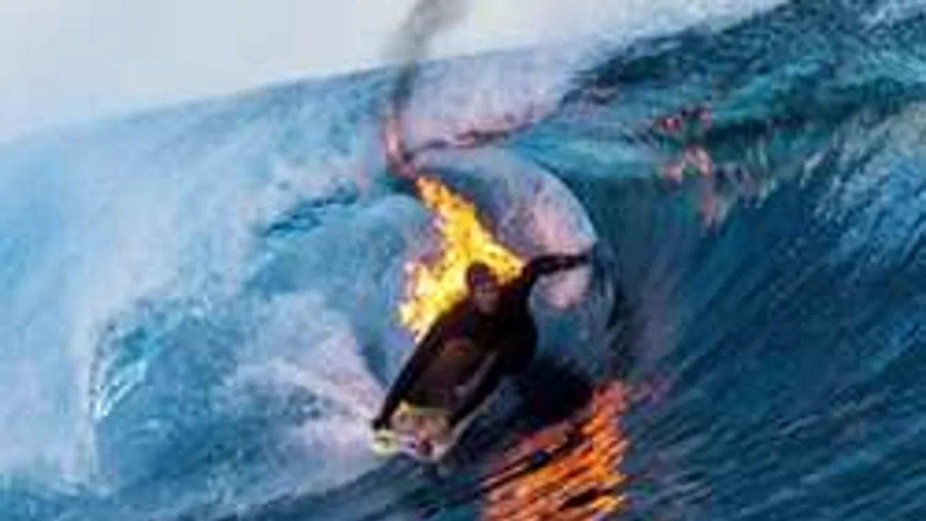 Égő fáklyaként szelte a habokat a dilis szörfös - videó