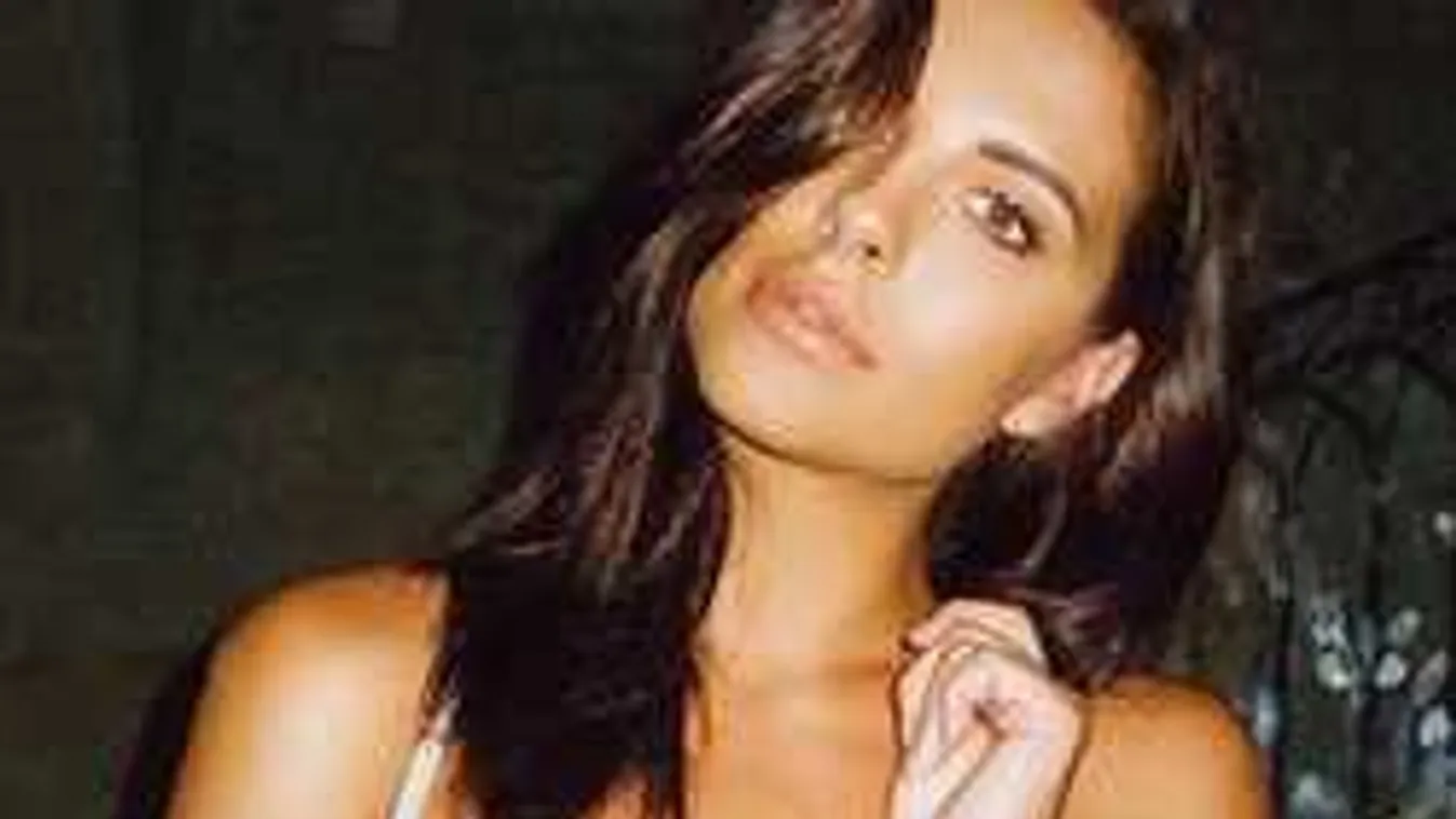 Fülledt ágyjelenet: pucéran simogatja magát az izgató szurkolólány