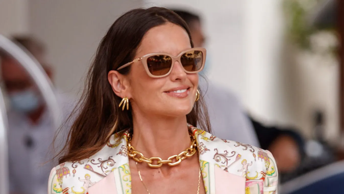 Izabel büszke az idomaira