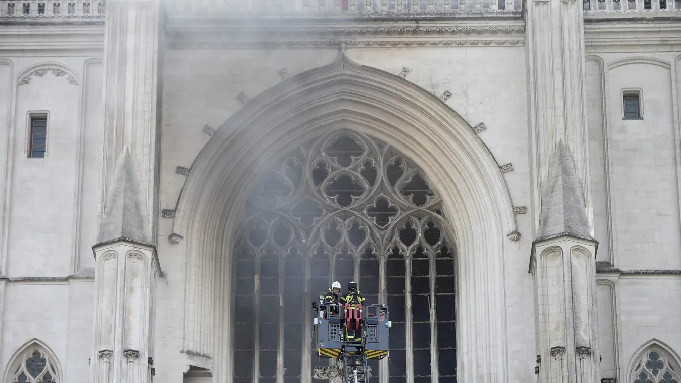 Lángokban állt a nantes-i katedrális: gyújtogatás állhat a háttérében