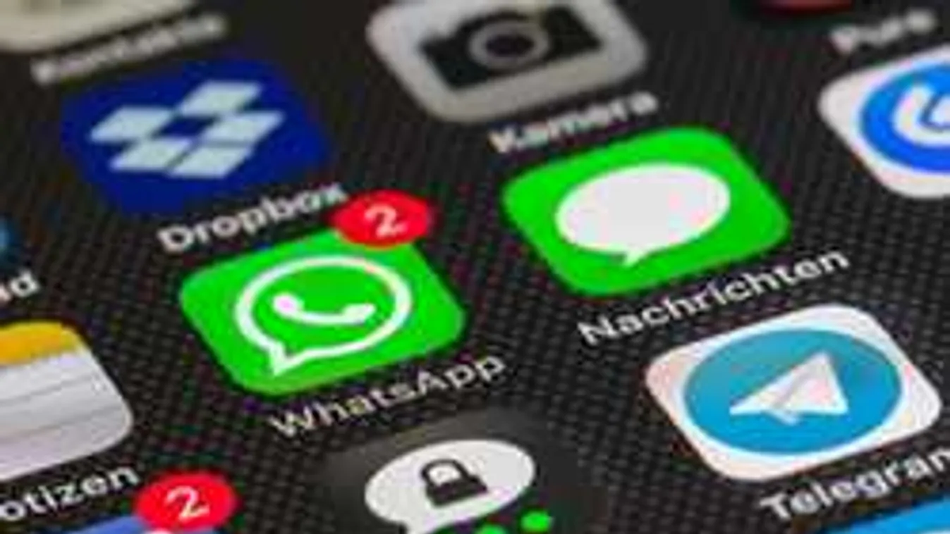 Azt hitte, feltörték a Facebookját, a telefonjára nézve jött csak az igazi meglepetés