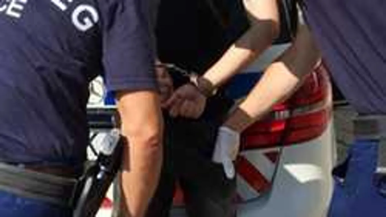 Doboz alatt lapult a béna rabló, onnan húzták elő a zsaruk - videó