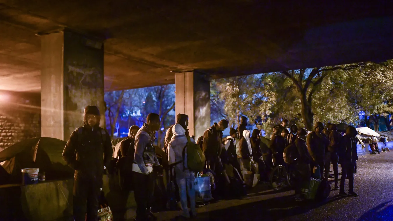 Elégedetlenek a migránsok a segélyek kifizetésének módjával