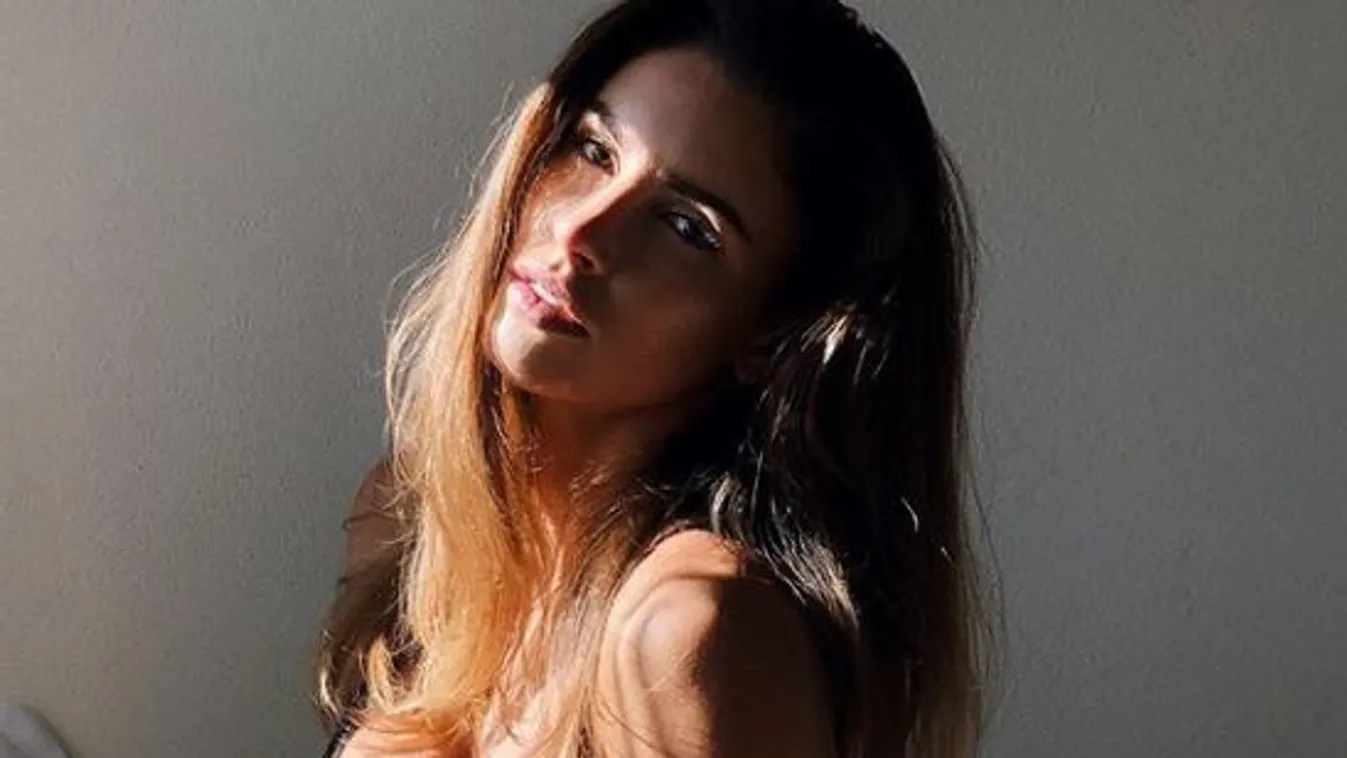 Félmeztelen szelfit posztolt a sztáranyuka, a rajongók imádják a képet!