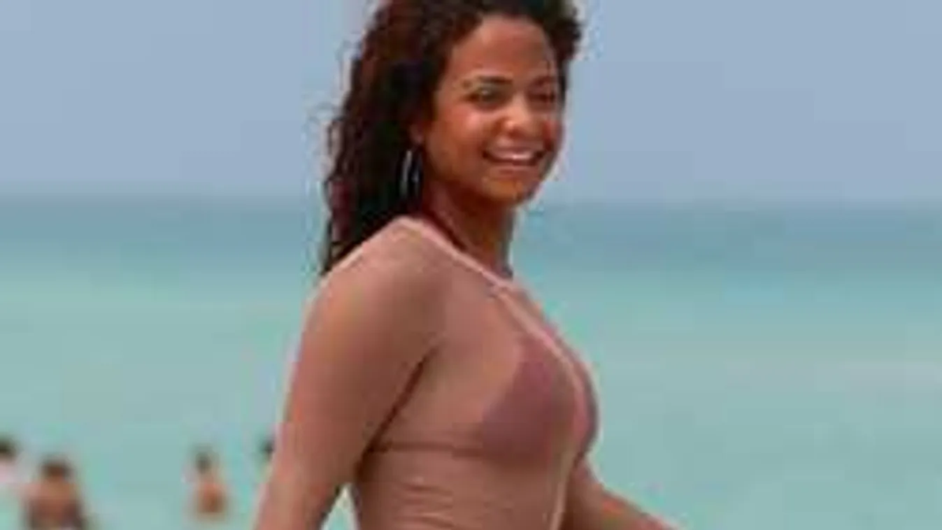 Kínosat villantott a strandon a színésznő: észre se vette