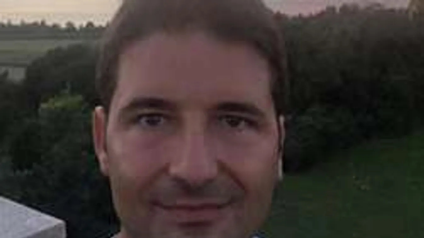 Különös kép készült  Hajdú Péterről! Mi vagy ki lehet a háttérben...