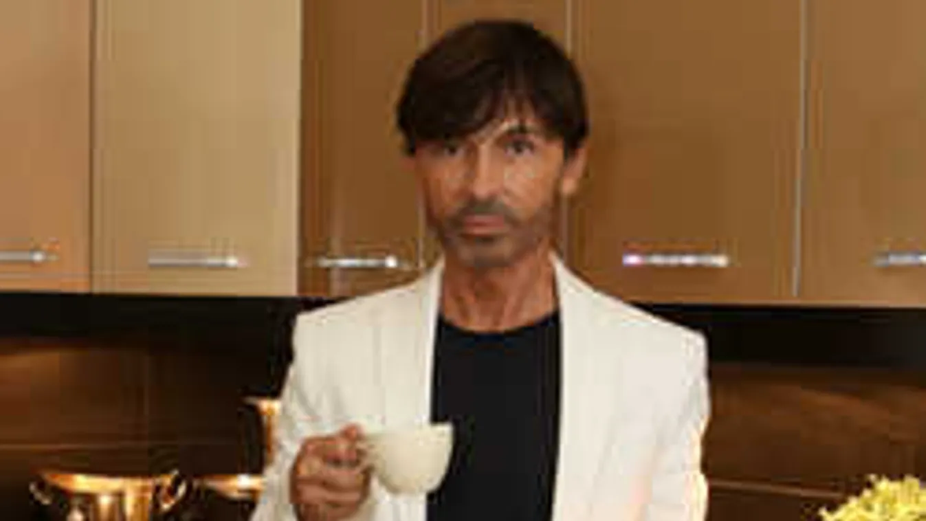 Mi történik? Náray Tamás kiárusította méregdrága ruháit