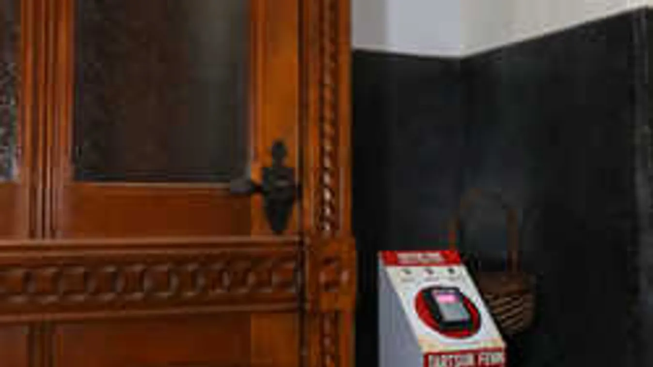 Így reagáltak a hívek a pesti jezsuiták humorára