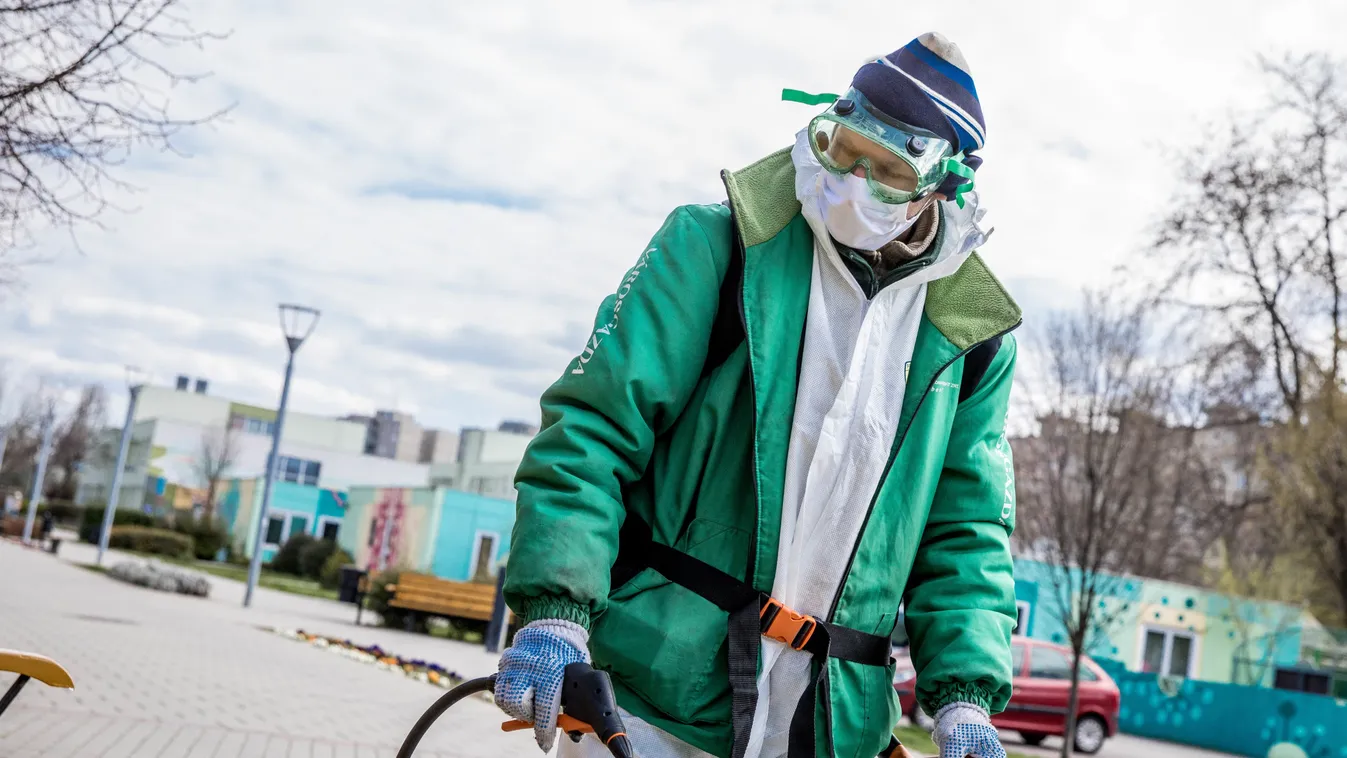 Elképesztő látvány: így fertőtlenítik a lakótelepeket – videó