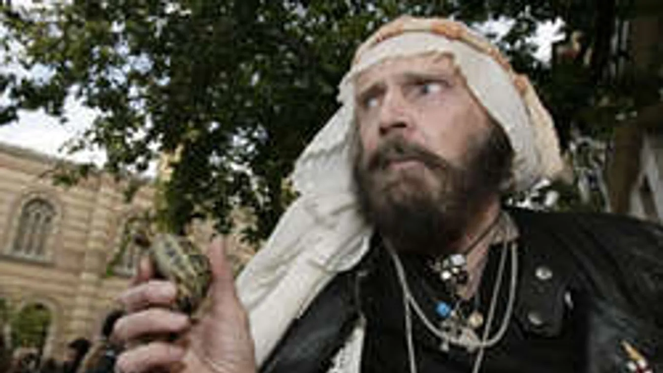 Az élete is rámehet a Piramis-perre, mégsem áll le Som Lajos