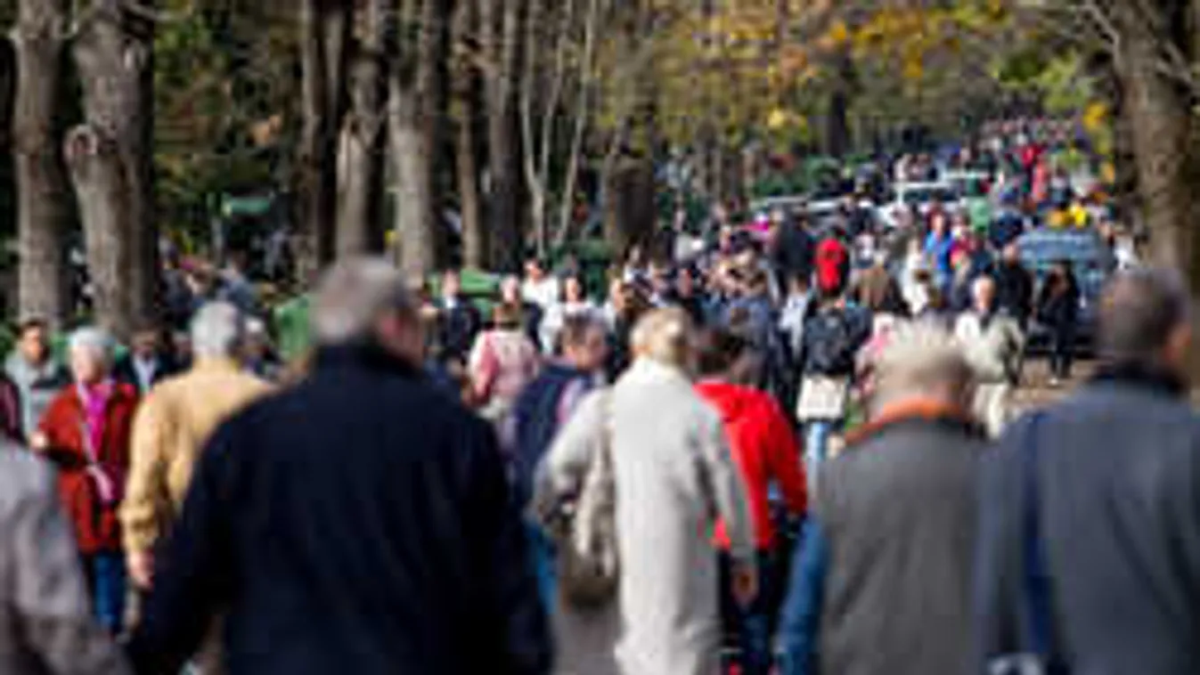 Szép időben emlékeztek elhunyt szeretteikre a magyarok