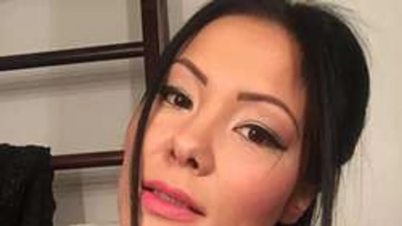 Furcsa jelmezben villantott gigadekoltázst az RTL bombázója!