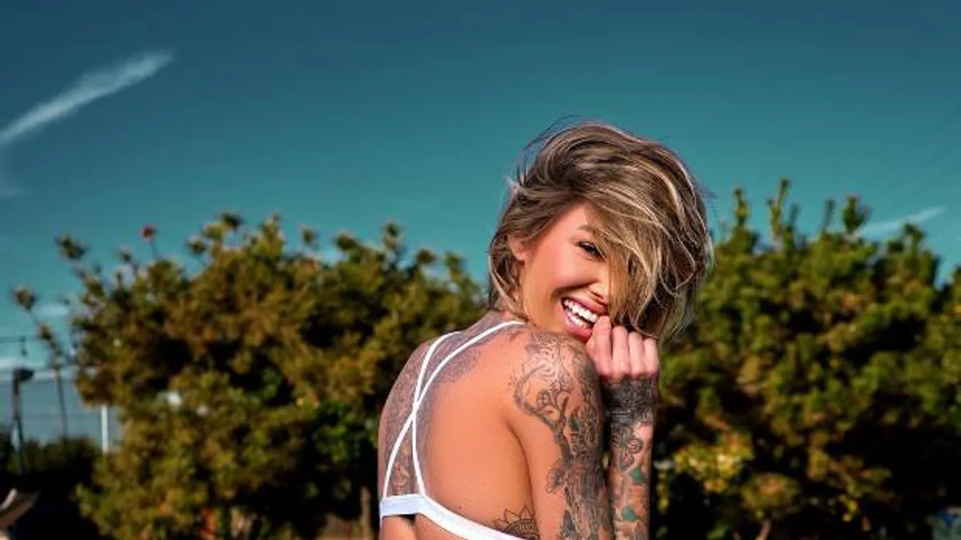 A medence partján villantotta meg hatalmas kebleit az üzletasszony