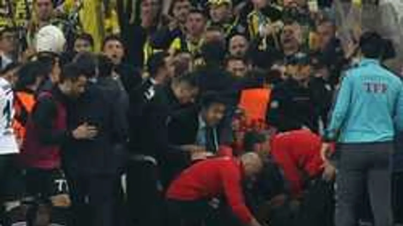 Dráma a focimeccsen, hordágyon vitték el az edzőt