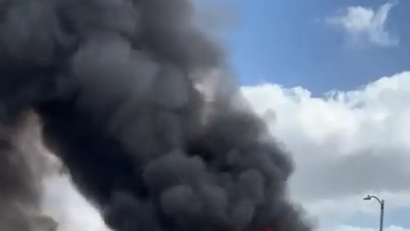 Lakóházakba csapódott egy repülőgép, többen életüket vesztették