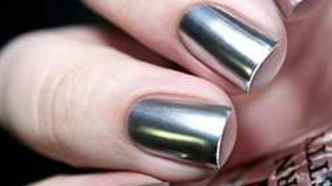 Tükörmanikűrrel leszel csodás idén ősszel! Így készítsd el