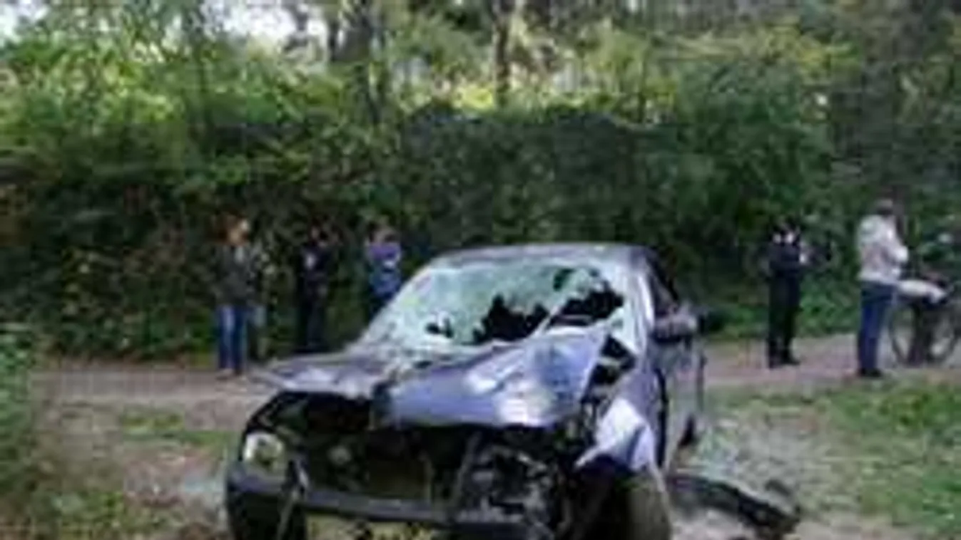 Ezért vertek tropára egy autót a magyar fiatalok