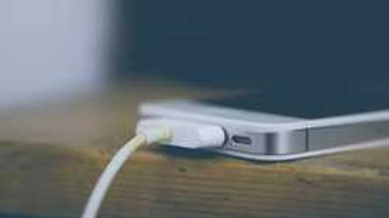 Saját mobilja ölte meg a tinilányt, édesanyja végignézte haláltusáját