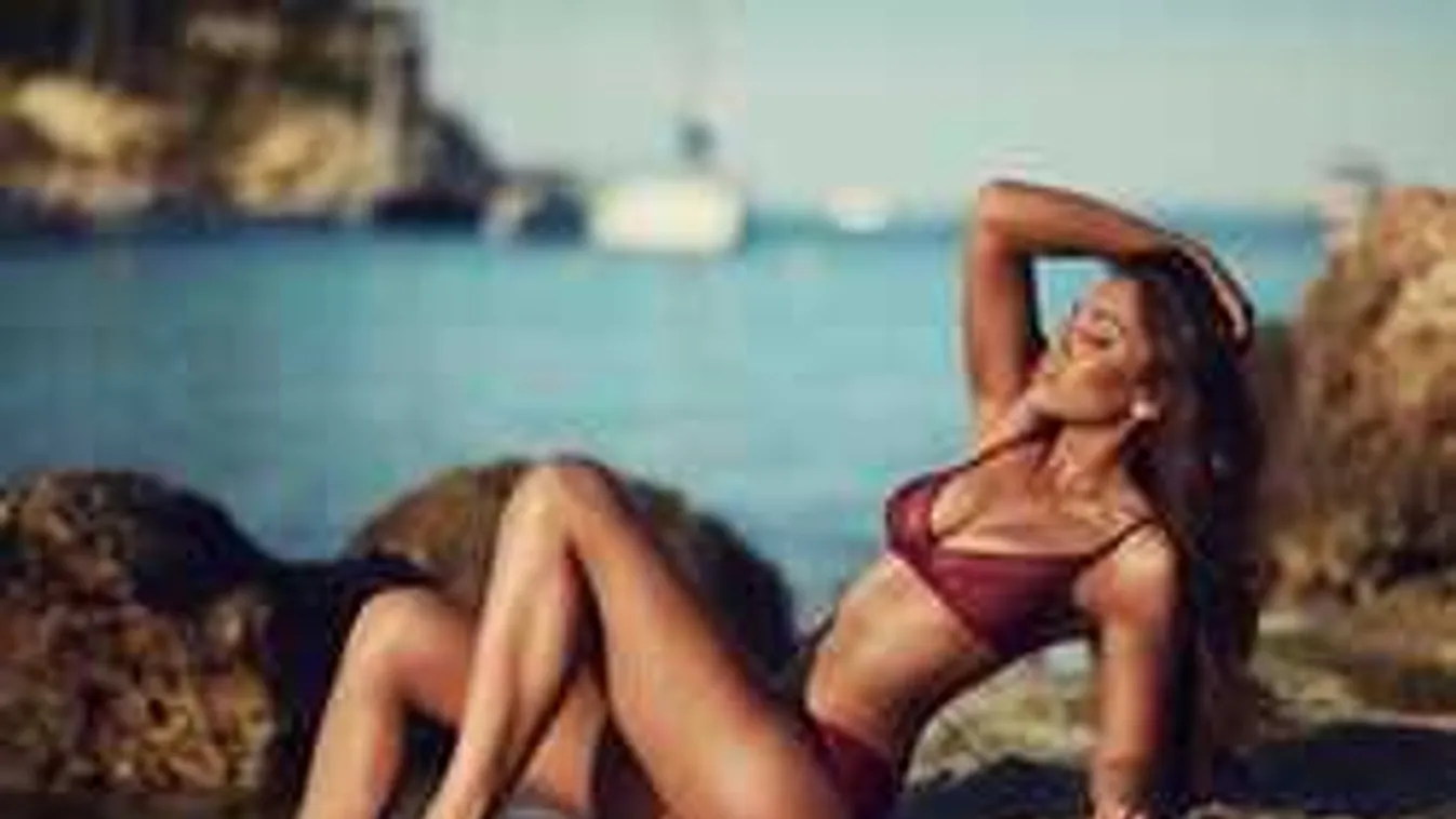 Mindene látszik, fehérneműben terpeszt a csodás mellű bombázó