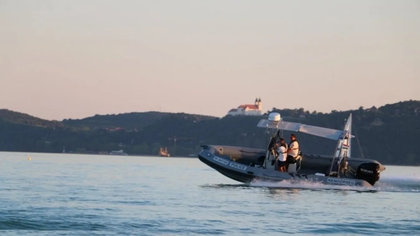 Felborult egy vitorlás a Balatonon, embereket mentettek a vízből