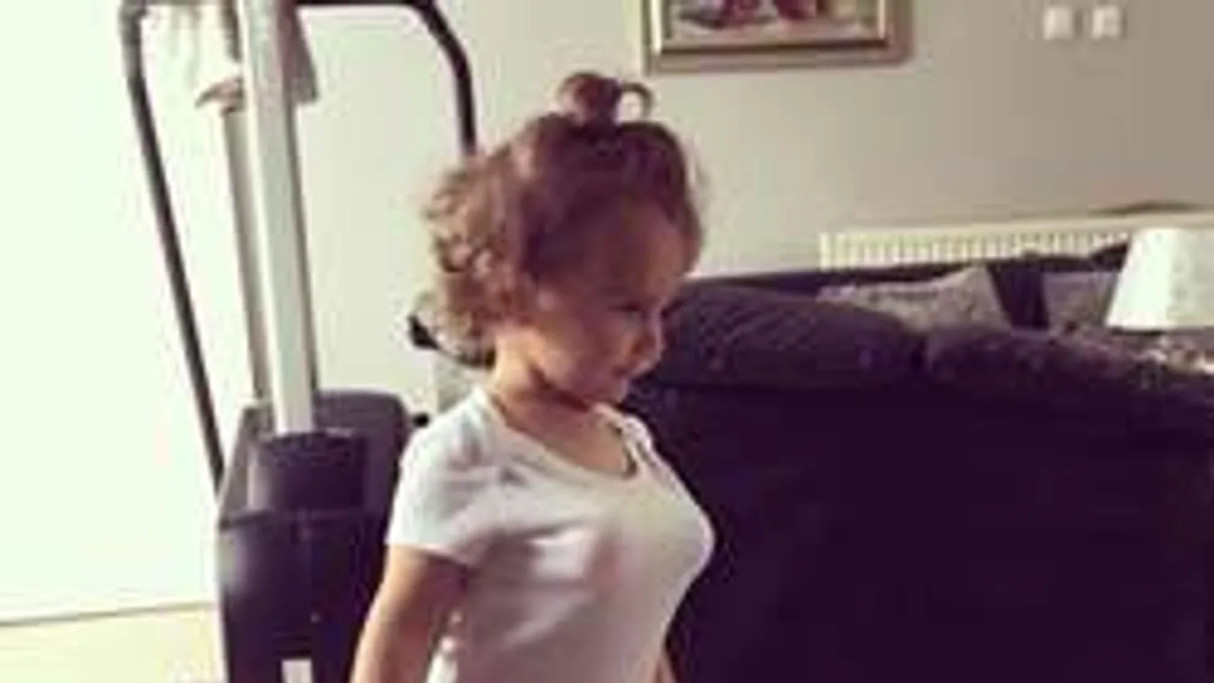 Pamela botránya: Szabad-e kitömni egy másfél éves kislány mellét?