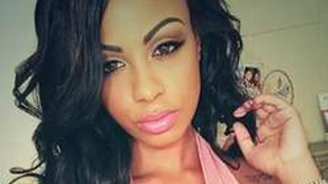 Képtelen eltakarni feszes melleit a vetkőző szexbomba