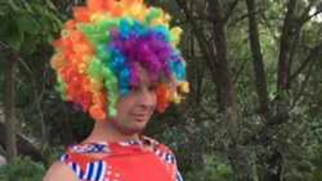 Rejtélyes bohóc riogatja a magyar lányokat