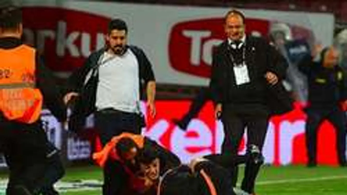 Aljas támadás, a földön rugdosta a bírót - videó