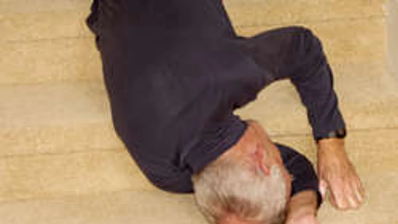 Rendőrök törték rá az ajtót a 72 éves bácsira