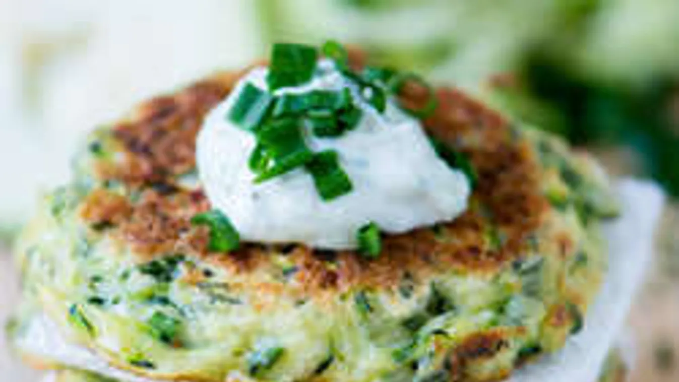 Könnyű és finom! Cukkinifasírt joghurtos mártogatóval