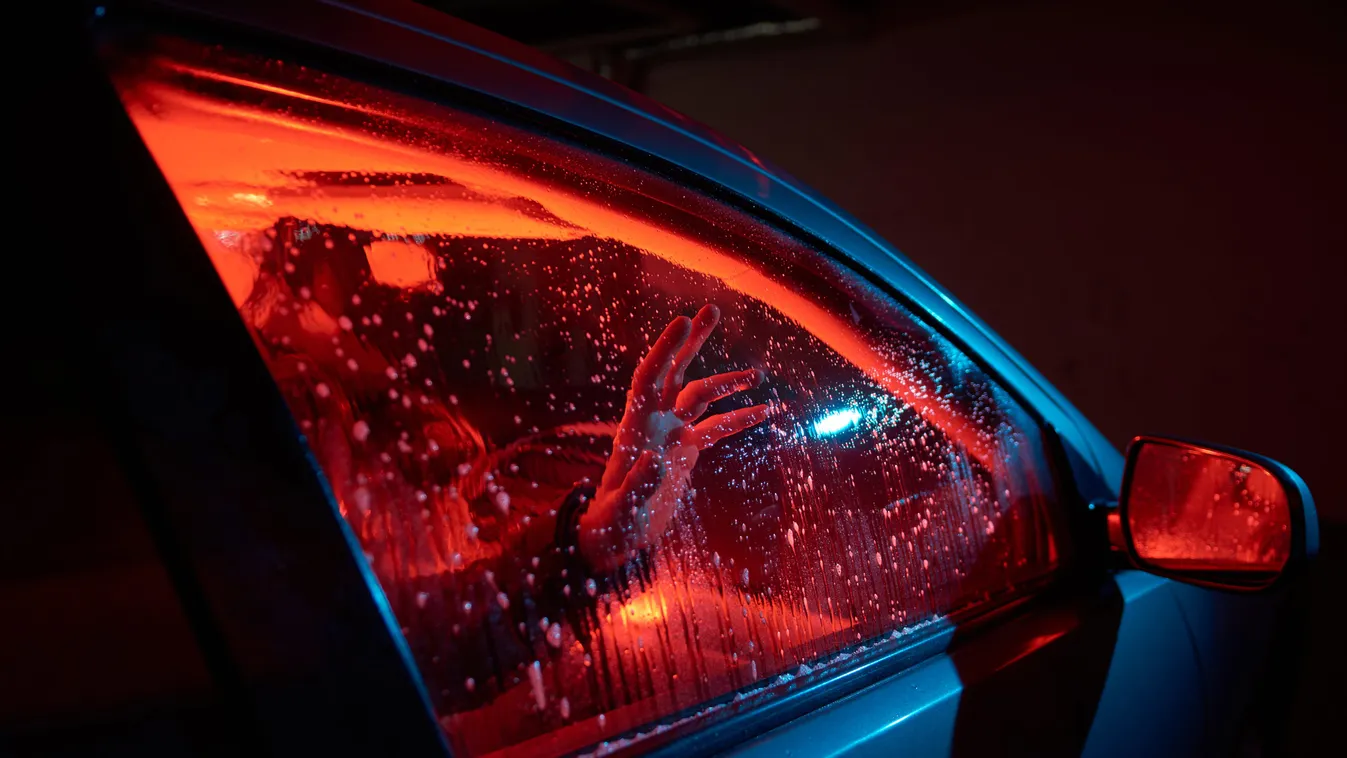 Buliból hazafelé tartó lányokra vadászott a testvérpár, órákig kínozták őket