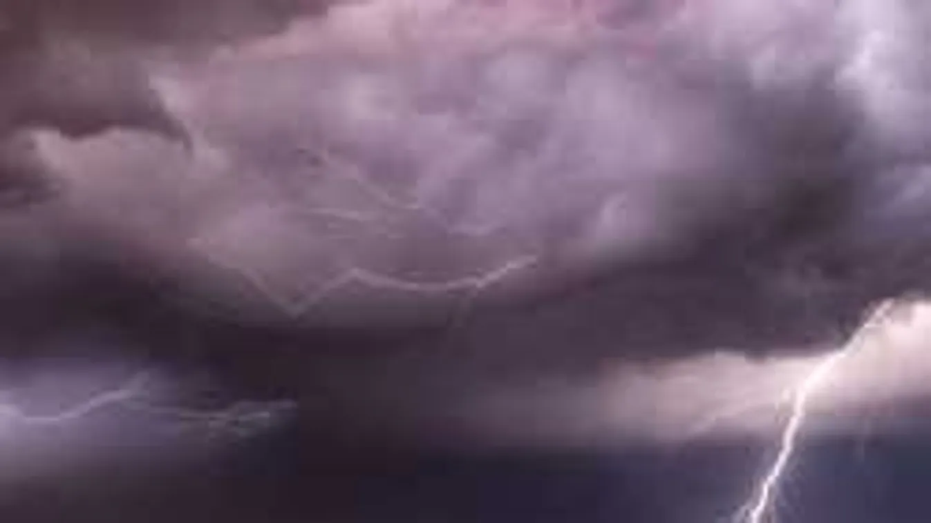 Döbbenetes, mit műveltek a villámok vasárnap éjszaka Paks légterében