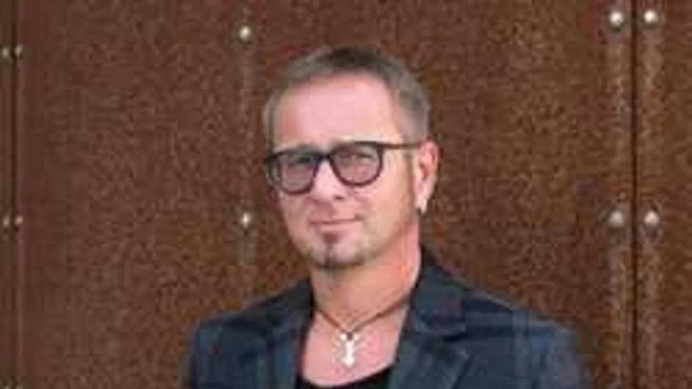 Áll a bál, kirúgták az énekest a sikeres magyar zenekarból