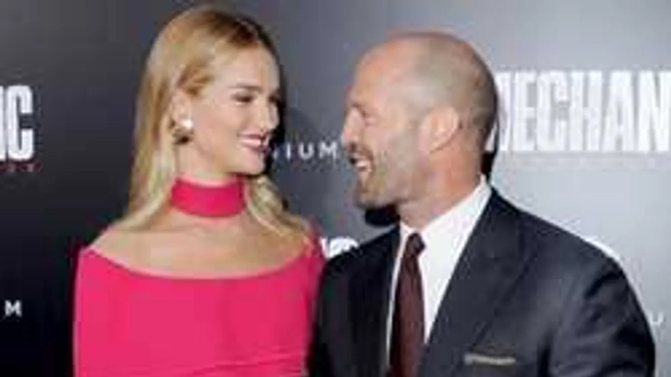 Se bugyi, se más: anyaszült meztelenül pózolt a dögös sztáranyuka