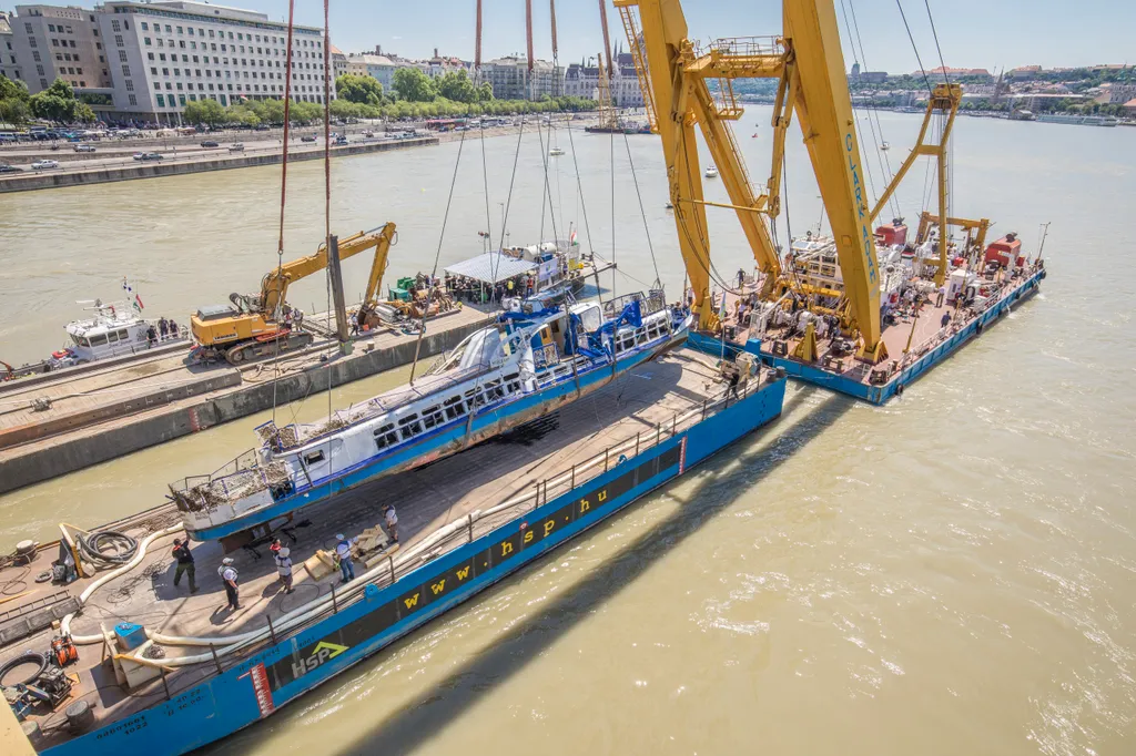 Négy hajó végezte ezt az emelő munkát, köztük a Clark Ádám hajódaru is, amelynek napok kellettek, mire lehajózott Komáromból