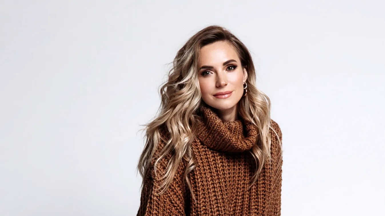 Studio,Portrait,Of,Pretty,Young,Blond,Woman,With,Long,Curly