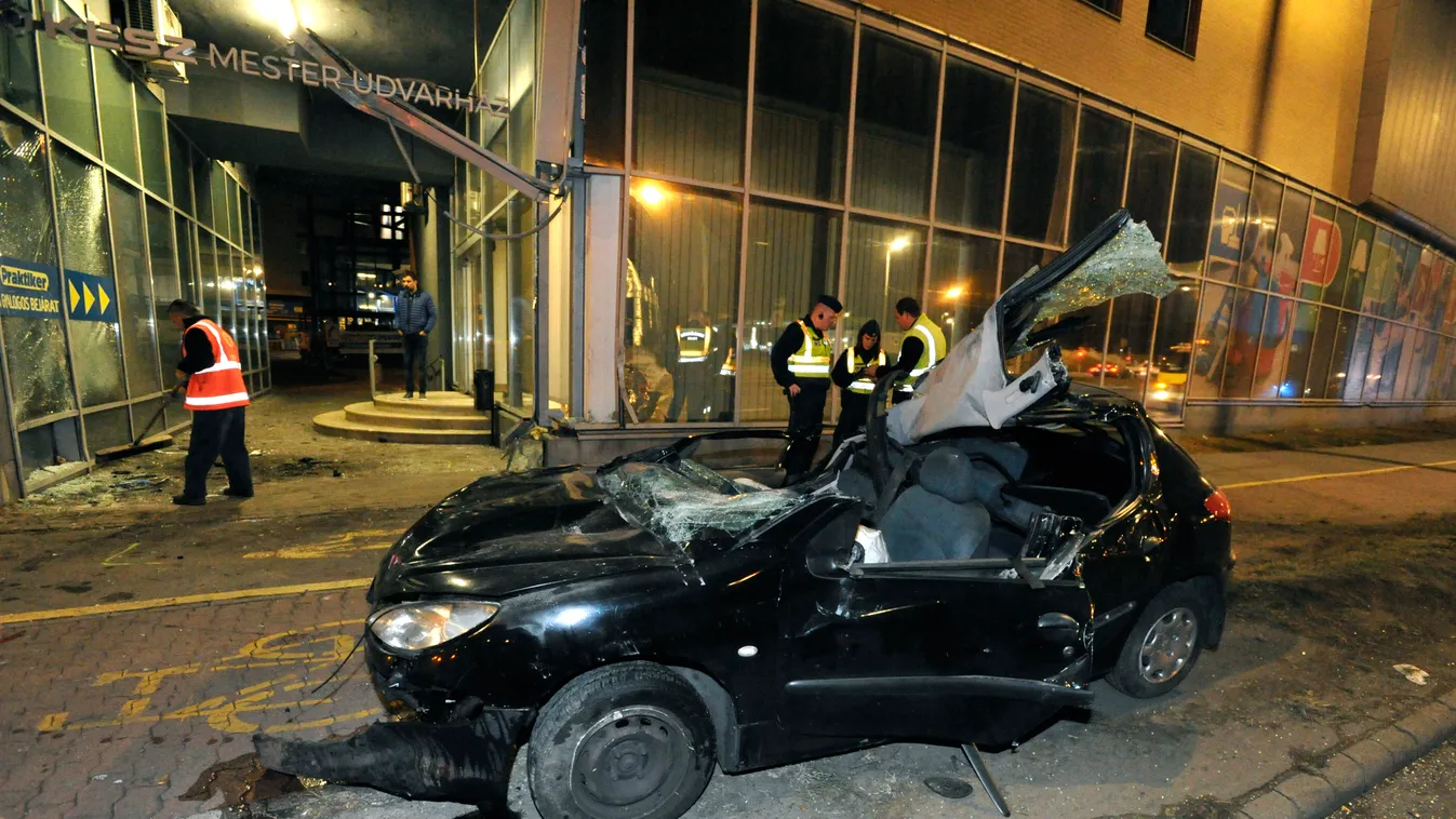 Brutális fotók érkeztek, egy budapesti bútoráruházba rohant az autó