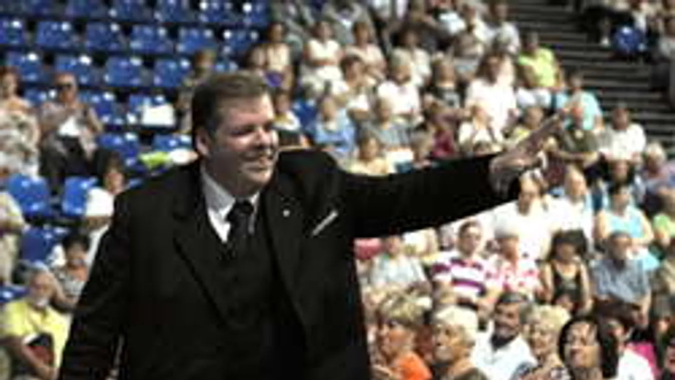 Schmuck Andor medvetáncot jár a 102 éves Juliska nénivel!