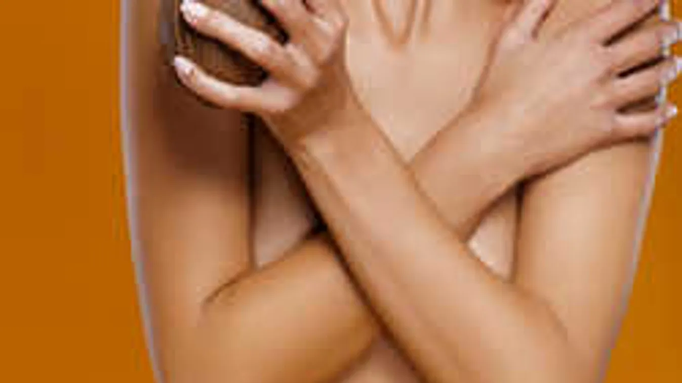 Lefotózták a folyosón meztelenkedő leányzót