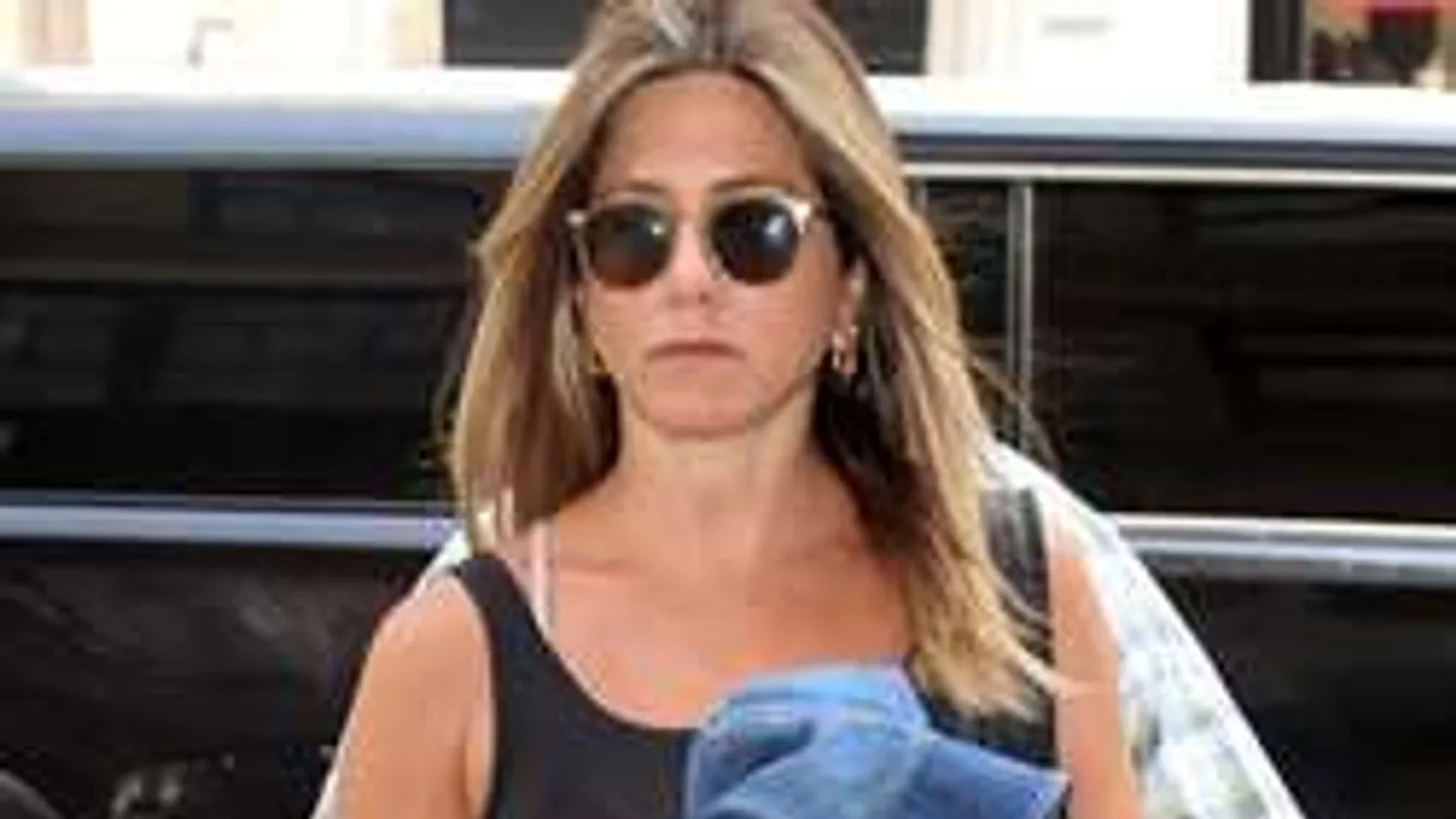 Jennifer Aniston betegeskedő apjával sem foglalkozik