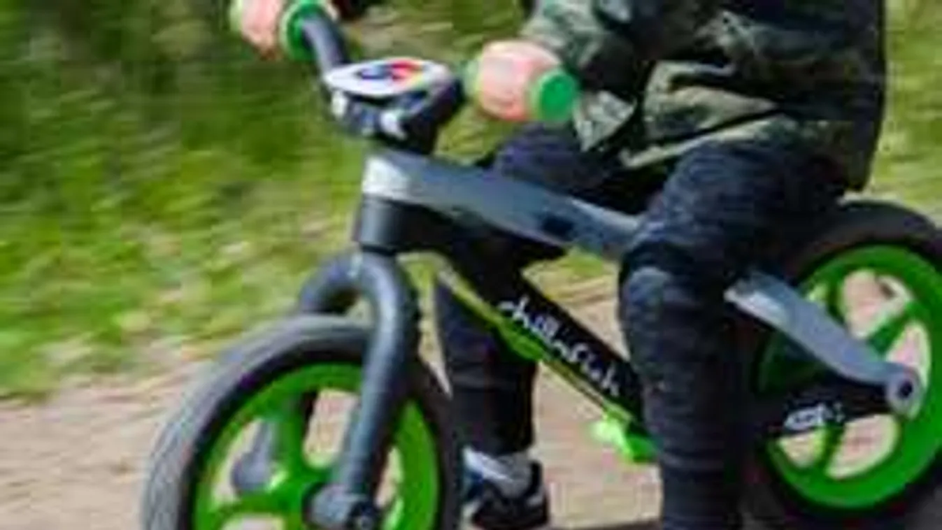 Csoda történt, miután elgázolta a rendőrautó a bicikliző kisfiút