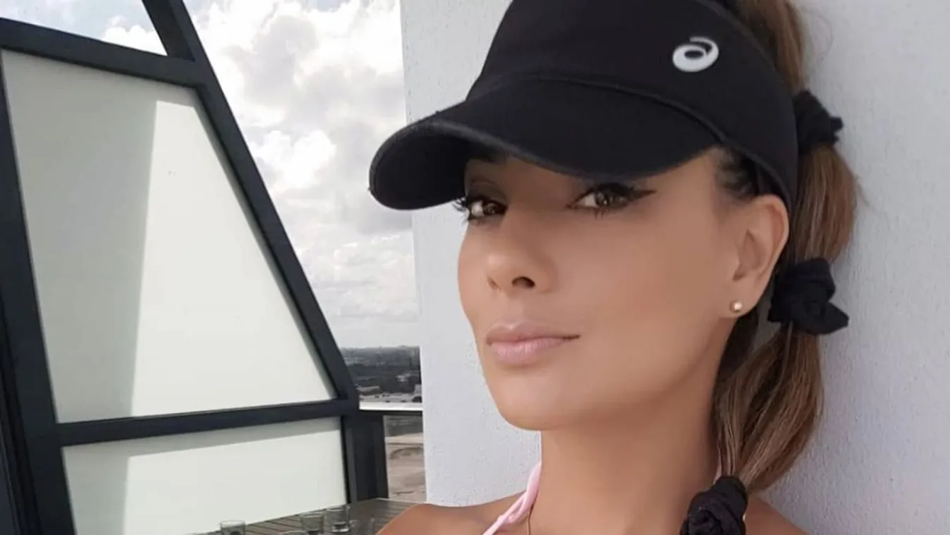 Ledobta a melltartót, az ágyában pózol a dús keblű színésznő