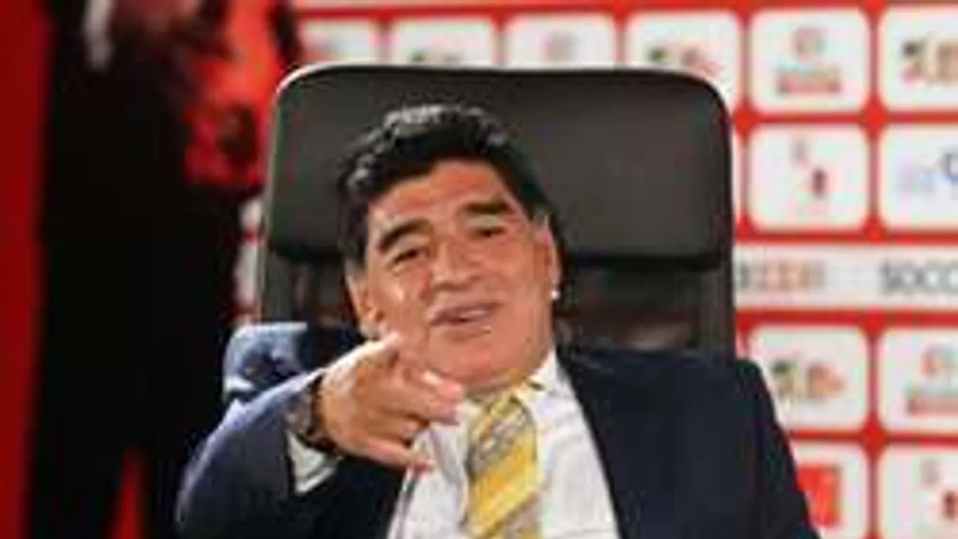 Maradona nem szomjas: székre állva táncol és énekel - videó