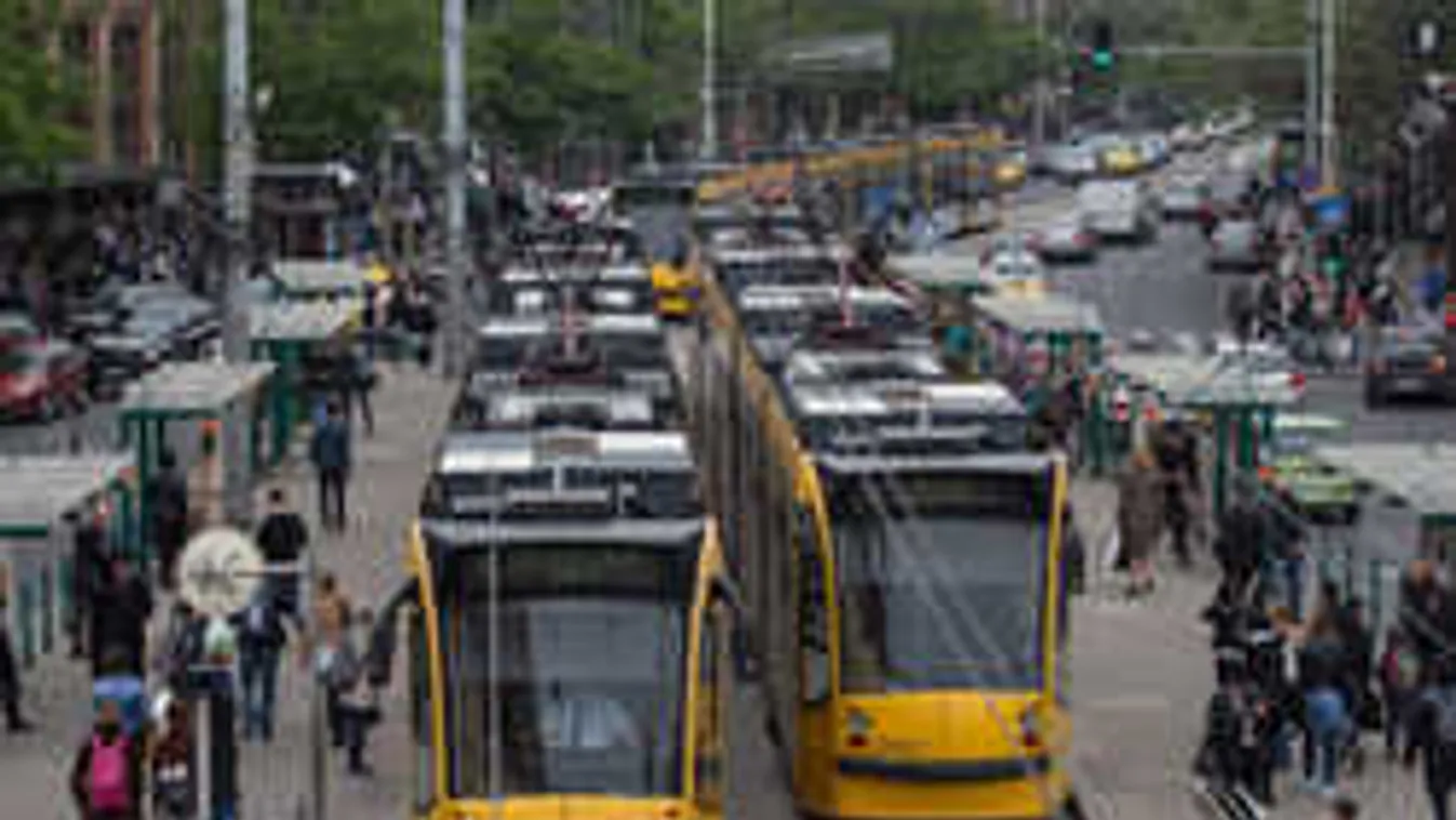 Megáll az ész, ezt művelték egy budapesti villamosmegállóban