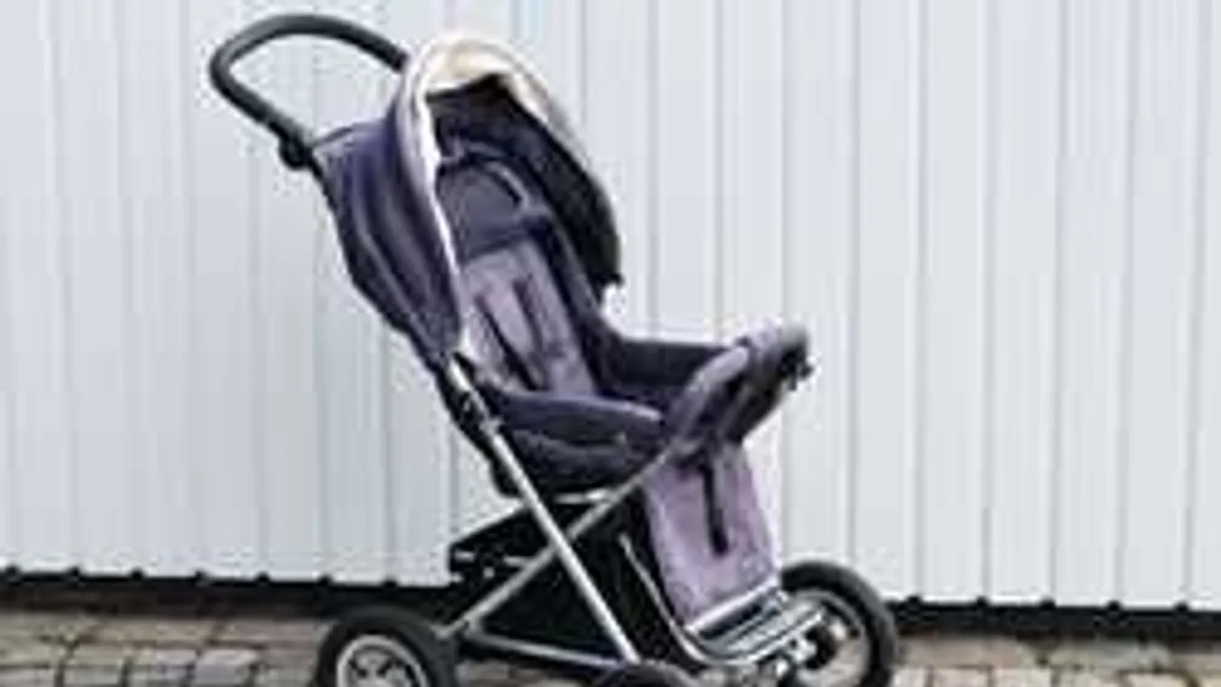 Drámai jelenet az utcán, veszélybe került egy babakocsis gyerek