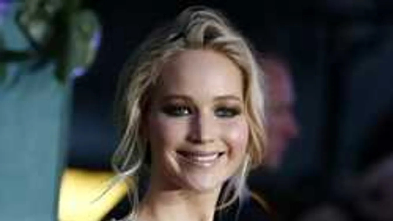 Lebukott a gyönyörű világsztár, eljegyezte szerelme