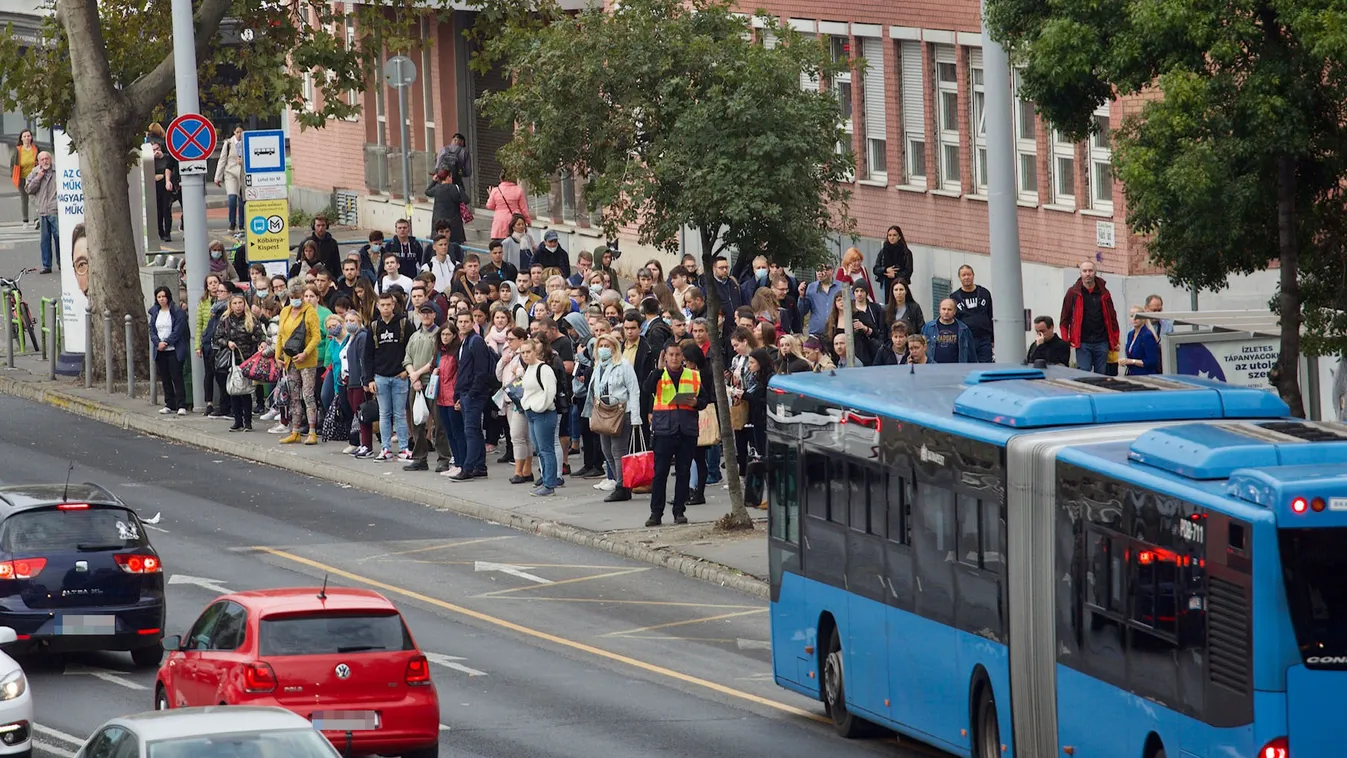 Óriási tömeg az M3-as pótlóbuszok megállóiban: 3-4 buszt is meg kell várni, mire felfér valaki