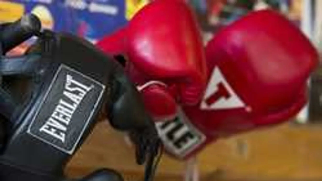 Kamerák előtt csattant el a csók két bokszolónő között